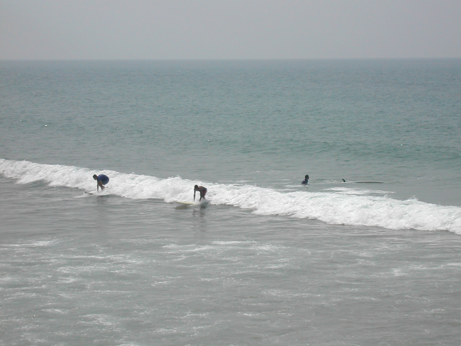 Geppe & Simo surfing